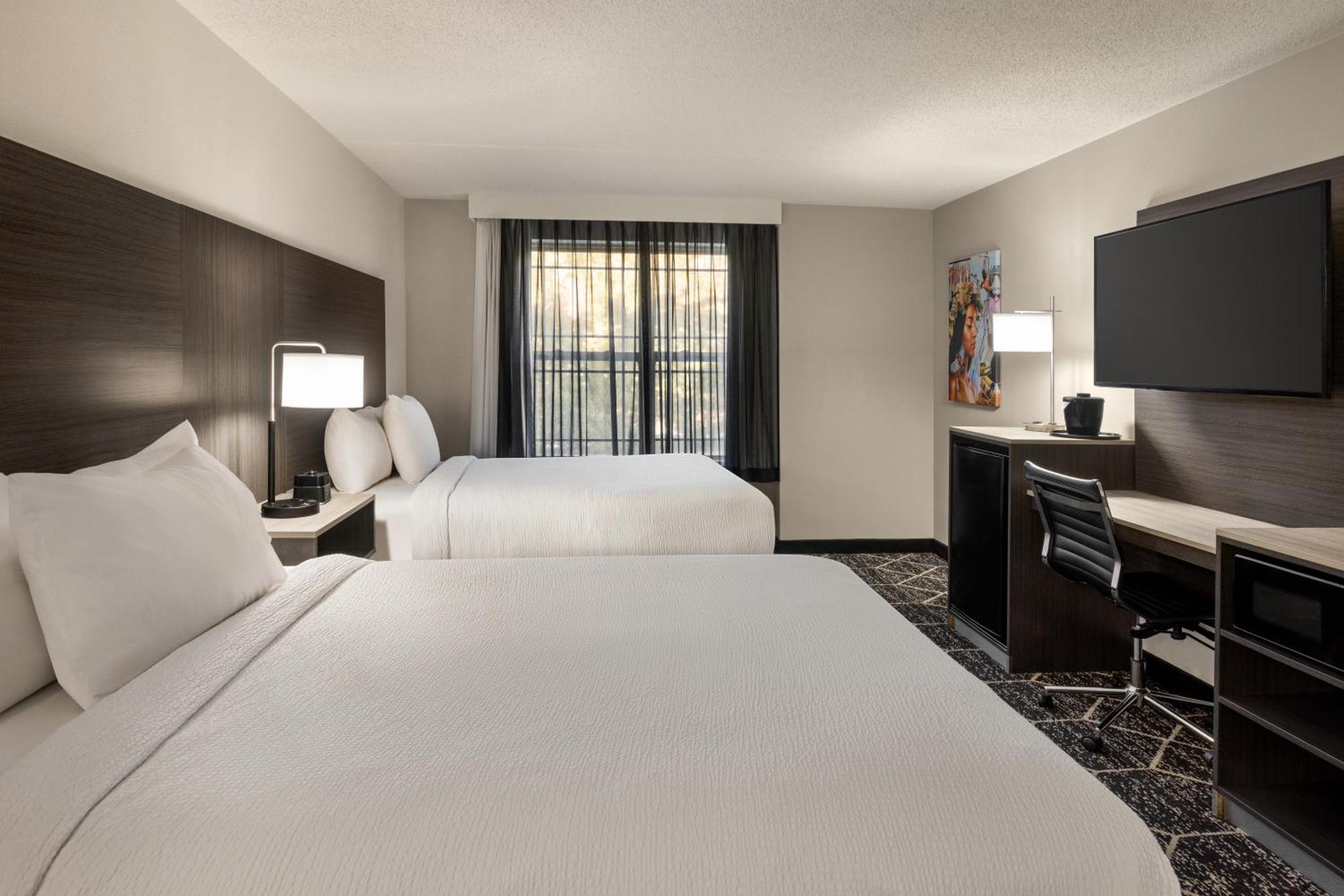 La Quinta Inn & Suites By Wyndham לייק ג'ורג' מראה חיצוני תמונה