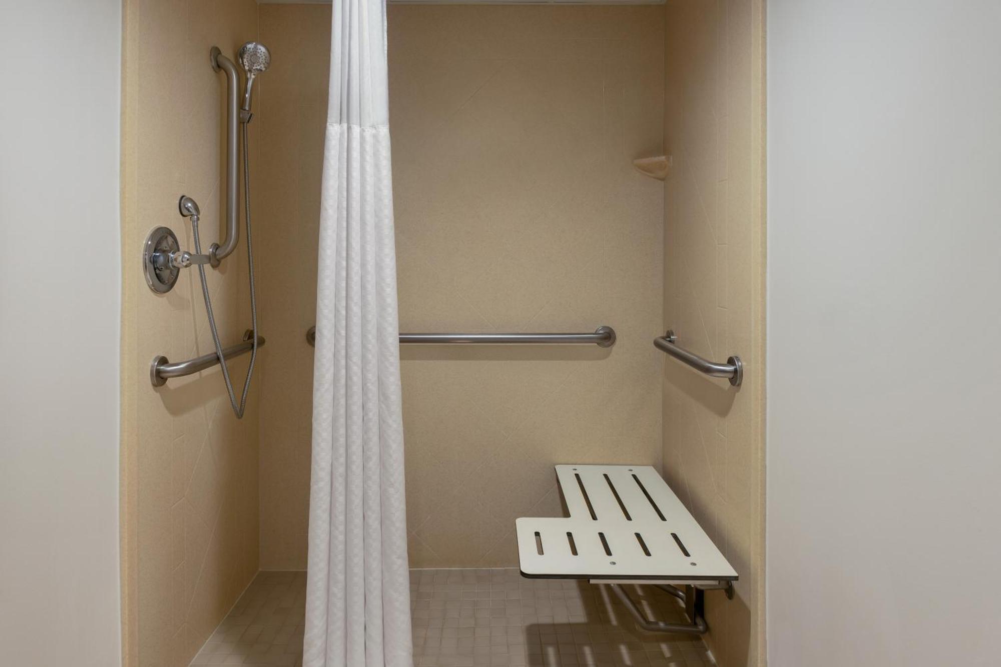 La Quinta Inn & Suites By Wyndham לייק ג'ורג' מראה חיצוני תמונה