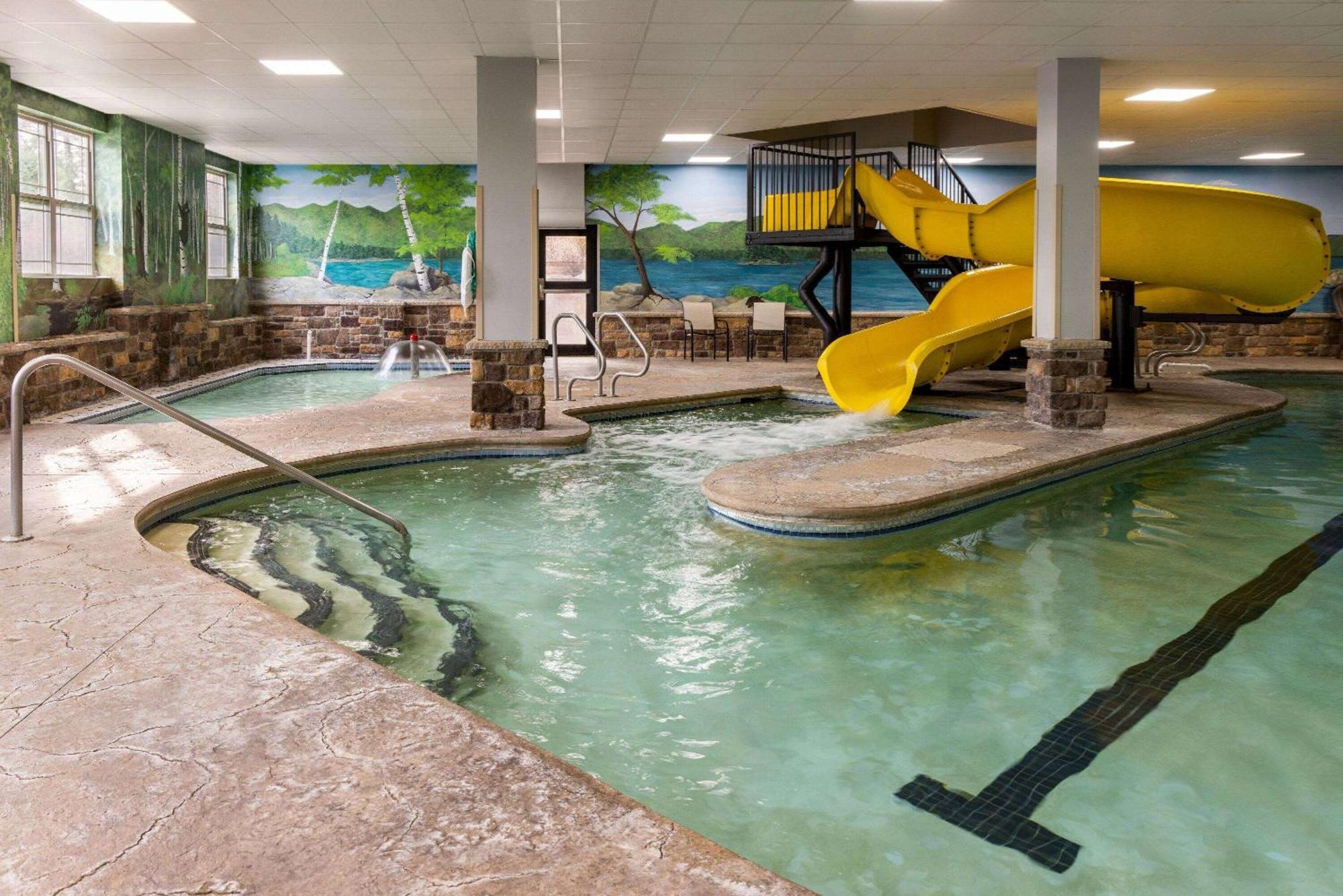 La Quinta Inn & Suites By Wyndham לייק ג'ורג' מראה חיצוני תמונה