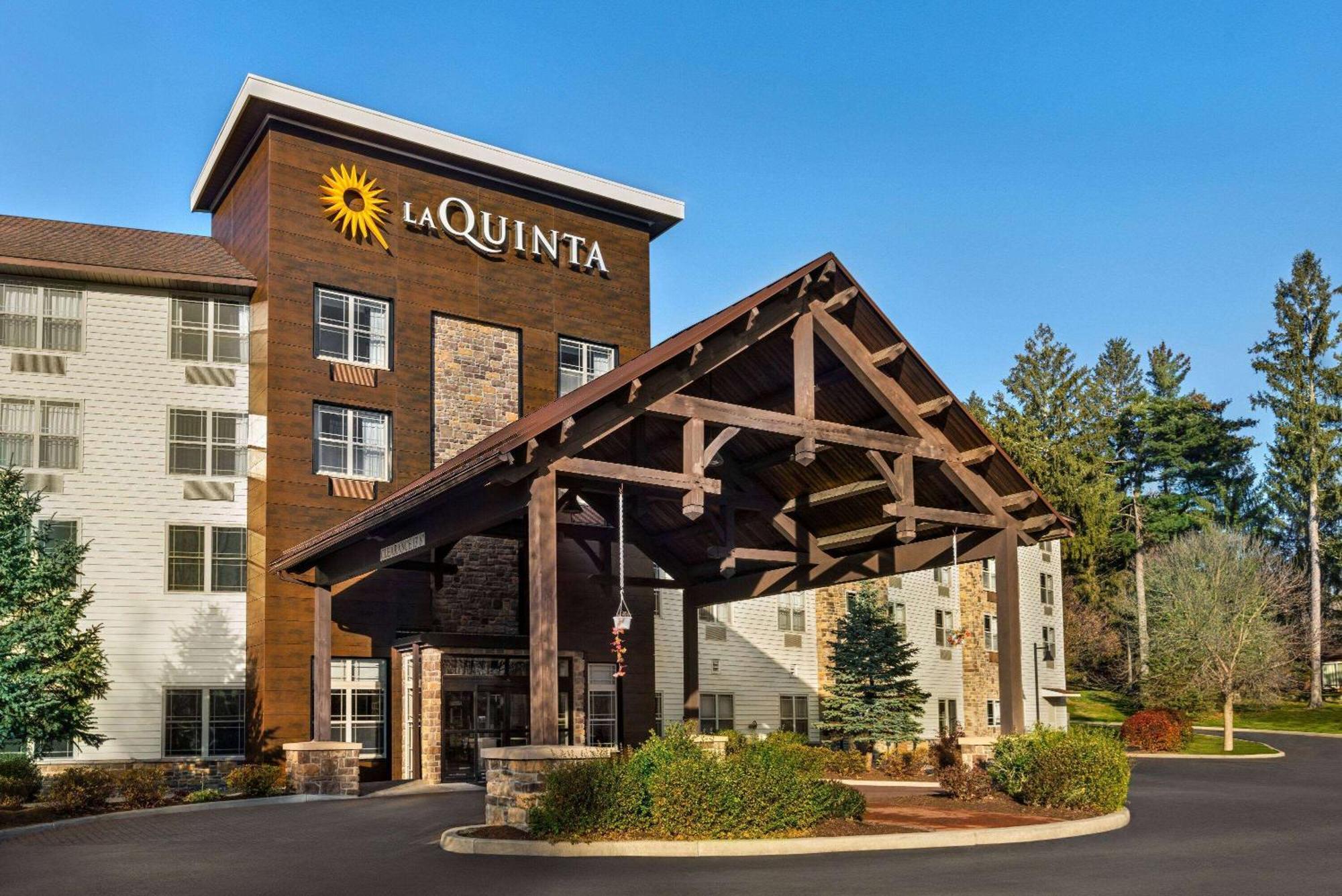 La Quinta Inn & Suites By Wyndham לייק ג'ורג' מראה חיצוני תמונה